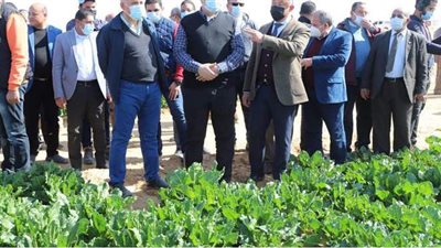 وزيرا الزراعة والري ومحافظ المنيا يتفقدون أضخم مجمع زراعي صناعي.. 