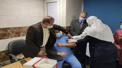 مستشفى قها للعزل تبدأ تطعيم طاقمها الطبي بلقاح كورونا | صور