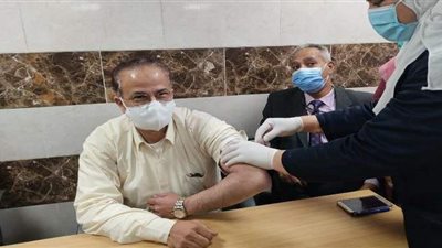 وكيل وزارة الصحة بالقليوبية يحصل على أول جرعة للقاح كورونا