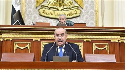 وزير الطيران المدني يتعهد بالنظر في تخفيض أسعار الرحلات الداخلية