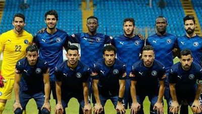 وصول لاعبي الأهلي وبيراميدز إلى استاد الدفاع الجوي | صور