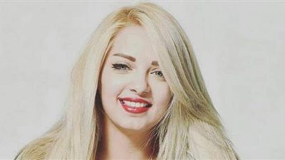 إصابة المذيعة مي حلمي في حادث سير على طريق المنصورية