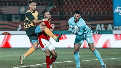 الشناوي يتوجه لمصافحة إكرامي أثناء عملية الإحماء