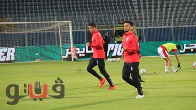 لاعبو الأهلي وبيراميدز يجرون عمليات الإحماء قبل المباراة | صور