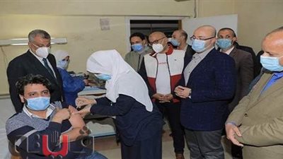 محافظ بني سويف يشهد تطعيم أول طبيب بمستشفيات العزل بلقاح كورونا
