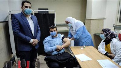 أول متلقي للقاح كورونا بالمنوفية: حصلت على اللقاح لتشجيع زملائي