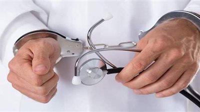 التحقيق في بلاغ يتهم طبيبا شهيرا بالتحرش بفنانين داخل عيادته بالجيزة