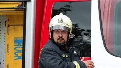 لحظات مروعة بعد سقوط تكييف على رجل إطفاء أثناء عمله