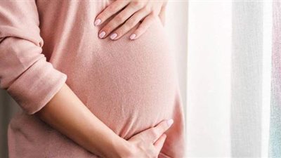 هل تناول الحامل للتمر يسبب الإجهاض؟.. الصحة تجيب