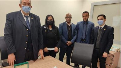 ضبط ساعة باهظة الثمن وآلاف الدراهم الإماراتية بحوزة راكب بمطار القاهرة