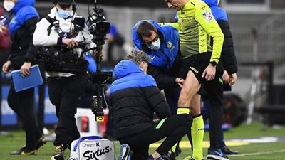 ديربي الغضب.. لحظة إصابة حكم مباراة الإنتر وميلان ومغادرته الملعب | فيديو