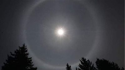 بعد رؤيتها بمعظم المحافظات.. خبير فلكي يفسر ظهور هالة حول القمر