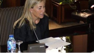 تعرف تفكها.. سفيرة النرويج تداعب المصريين بعقدة لغطاء سيارة متهالك