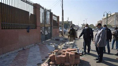تركيب بلاط الانترلوك لتطوير شوارع حي غرب أسيوط والجامعة |فيديو