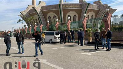 تامر شلتوت يستقبل العزاء في وفاة والده بمسجد الشرطة |فيديو