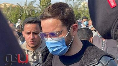 انهيار تامر شلتوت خلال جنازة والده بمسجد الشرطة |فيديو وصور