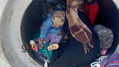 أسرة تعيش في ماسورة صرف صحي بالإسكندرية.. ورب الأسرة: الكلاب تشاركنا طعامنا | صور