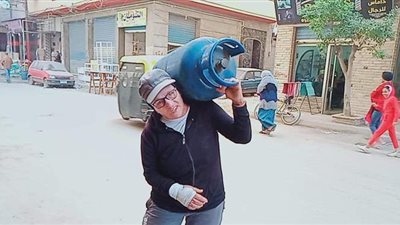 أم كريم بائعة الأنابيب.. 60 عاماً من العمل الشاق ومجاهدة الحياة