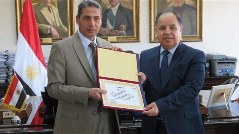 وزير المالية يكرم