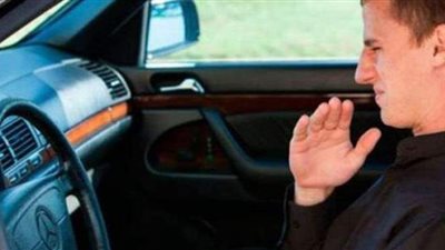 4 عوامل وراء انتشار رائحة البنزين في السيارة.. وطرق التخلص منها