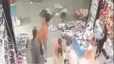 لحظة سقوط شابين داخل مول شهير في مطروح | فيديو