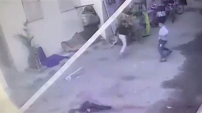 لحظة سقوط مخلفات هدم من أعلى عقار على طفل الشرابية | فيديو