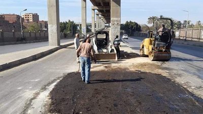 إصلاح هبوط جزئي في مطلع كوبري المنيب بالجيزة | صور