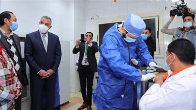 محافظ سوهاج يشهد تطعيم الأطقم الطبية بلقاح فيروس كورونا | صور