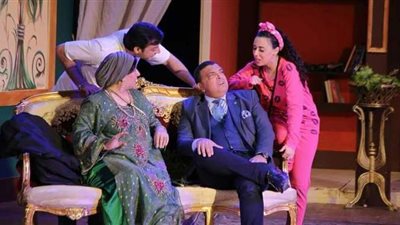 أبي تحت الشجرة وعيلة الفقري.. على مسرحي السلام والعائم