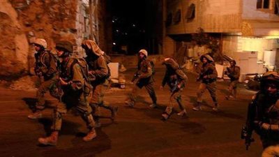 اعتدت عليه بوحشية.. قوات الاحتلال الإسرائيلي تعتقل فلسطينيا | فيديو