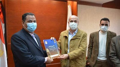 سكرتير عام محافظة سوهاج يُسلم 40 عقد تقنين أراضي أملاك دولة للمواطنين