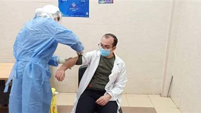 الأطقم الطبية بالوادي الجديد تتلقى الجرعة الأولى من لقاح كورونا | صور