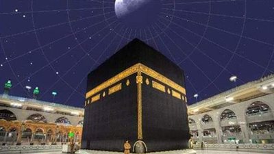 القمر يتعامد على الكعبة المشرفة للمرة الأولى في 2021.. اليوم