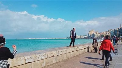 رغم سوء الأحوال الجوية… أهالي الإسكندرية يستمتعون بالمطر على الكورنيش