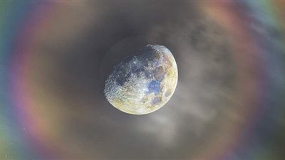 صورة مذهلة للقمر محاطًا بهالة متعددة الألوان