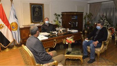 محافظ أسيوط يلتقي رئيس قطاع مصانع الأسمدة للاطمئنان على سير العمل