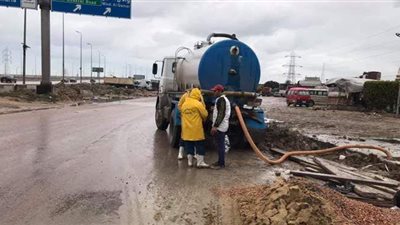 هيئة الصرف الصحى بالإسكندرية تواصل كسح مياه الأمطار من الميادين