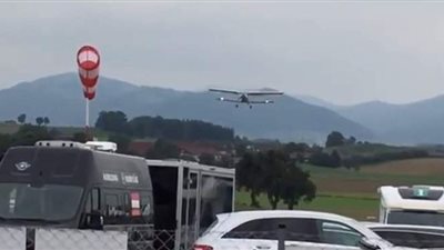 لحظة ارتطام طائرة بالأرض بسبب هبوط خاطئ في النمسا | فيديو