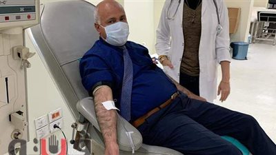 وكيل صحة الغربية يتبرع بالدم لحث المواطنين علي التبرع | صور