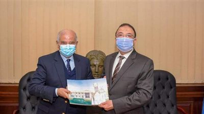 محافظ الإسكندرية يتسلم هدية من البابا تواضروس الثاني