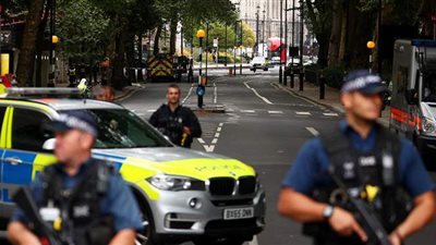 بريطانيا تعتقل رجلا أرسل طردا مشبوها إلى مصنع لقاحات كورونا