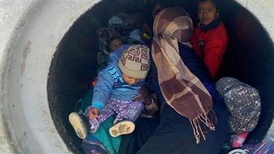 تحيا مصر يتعهد بتوفير شقة لأسرة ماسورة الصرف الصحي | صور