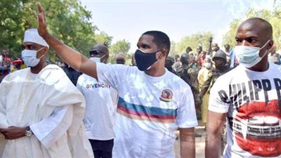 صامويل إيتو يتبرع بمعدات مدرسية ورياضية لطلاب بوجو في الكاميرون | صور