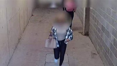 خالفن قرار الإغلاق.. لحظة هروب 8 سيدات من كوافير في بريطانيا | فيديو