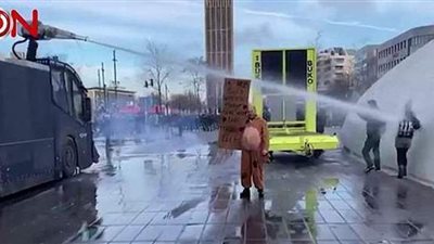 كسرت جمجمتها.. مأساة سيدة تشيكية صدمتها مياه تفريق المتظاهرين | فيديو