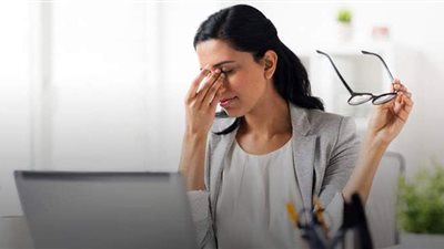 طبيب يحذر.. هذه العادات والسلوكيات الخاطئة تضر بالعين