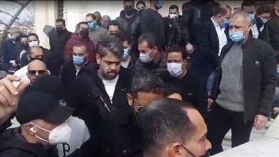 انهيار أحمد السقا ونجله في تشييع جثمان محمد الصغير