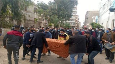 تشييع جثمان مأمور قسم بنها الأسبق بعد وفاته بكورونا | صور