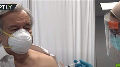 لحظة تلقي الأمين العام للأمم المتحدة الجرعة الأولى من لقاح كورونا | فيديو
