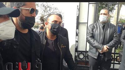 أمير كرارة يشارك أحمد السقا في دفن والد زوجته 